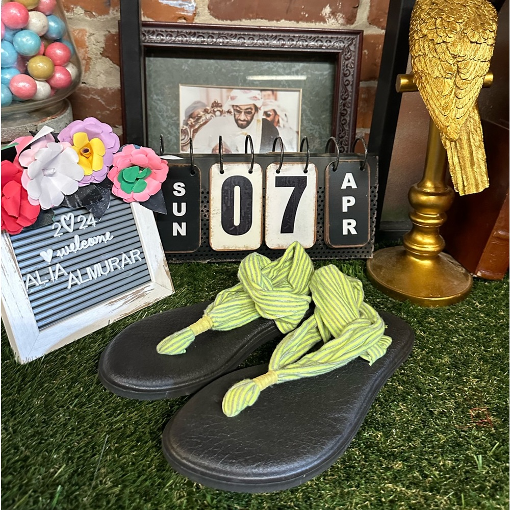 Women's Sanuk Lime Green & Gray Patterned Sandals Sz. 8